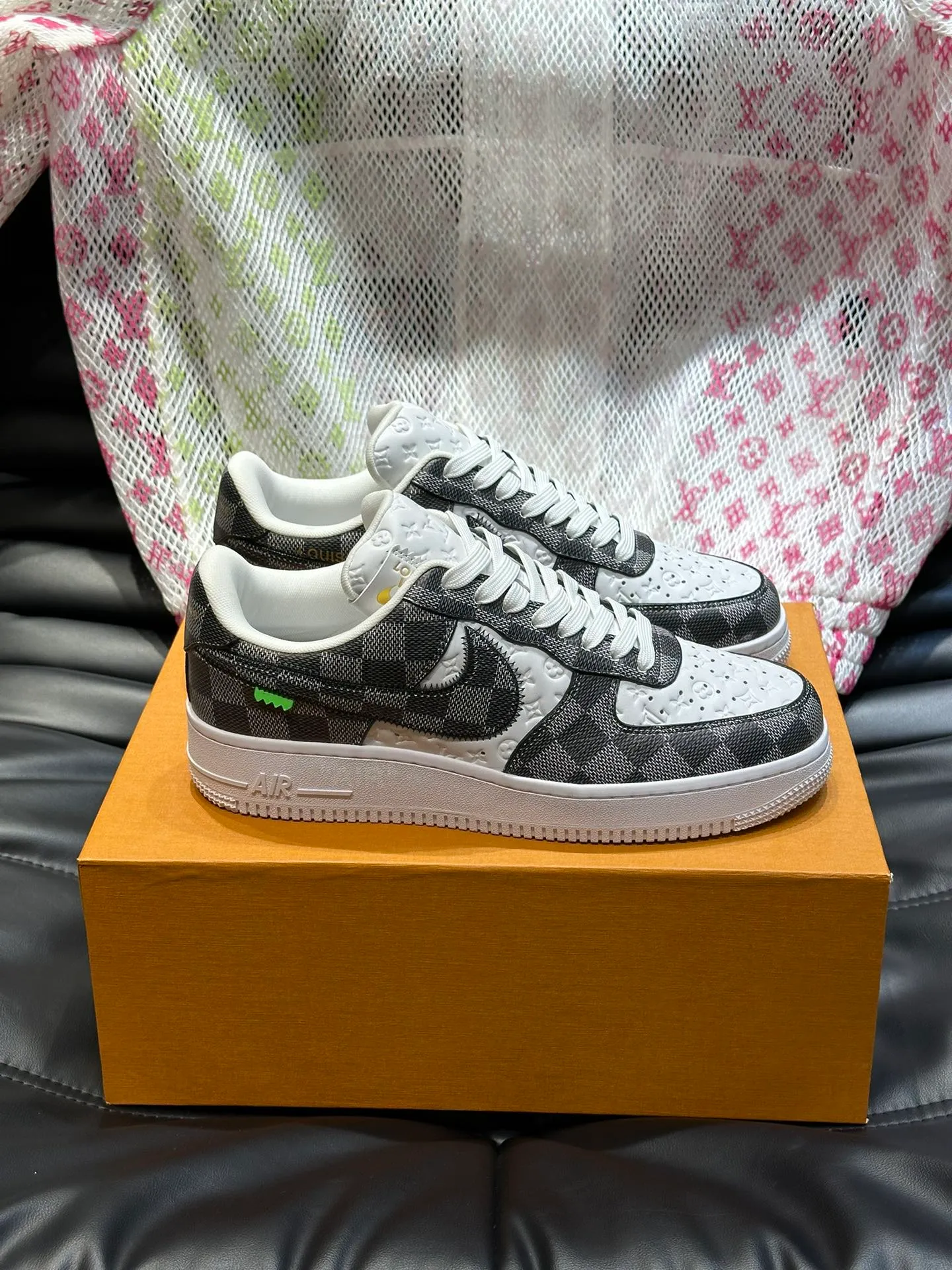 p440《*OUIS *UITTO*》x OFF-WHITE x Nike tripartite collaboration! Trendy and cool men's casual sports shoes with unrivaled color matching. The design idea basically continues the style of THE TEN. The Swoosh line and tongue label have a very familiar visual effect and are both fashionable and trendy! A must-have for fashionistas! The effect on your feet is absolutely stunning!  Size: 39-45